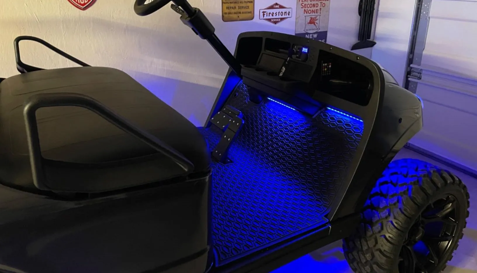 Hệ thống đèn LED nội thất Nilight màu xanh dương được lắp đặt dưới sàn và gầm xe, tạo không gian chiếu sáng độc đáo trong ô tô.