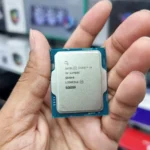 Hình ảnh bộ vi xử lý Intel Core i9 thế hệ 14 trong tay người, minh họa chủ đề bảo mật CPU và tiềm năng bị tấn công bởi ransomware
