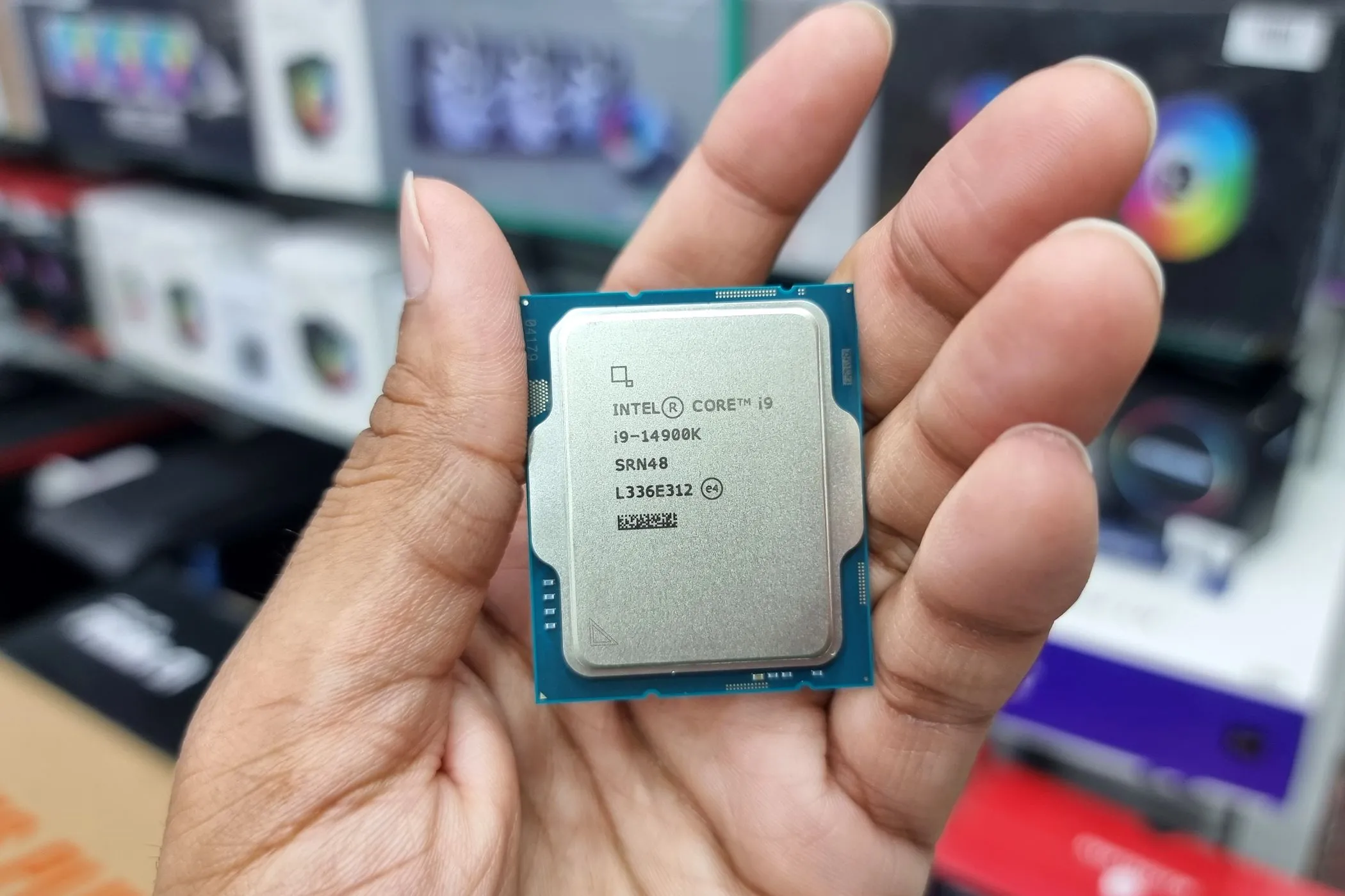 Hình ảnh bộ vi xử lý Intel Core i9 thế hệ 14 trong tay người, minh họa chủ đề bảo mật CPU và tiềm năng bị tấn công bởi ransomware