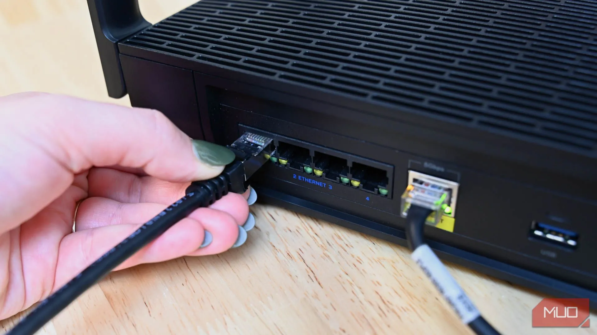 Hình ảnh cắm cáp Ethernet vào router du lịch, minh họa giải pháp kết nối internet có dây ổn định hơn Wi-Fi khách sạn.