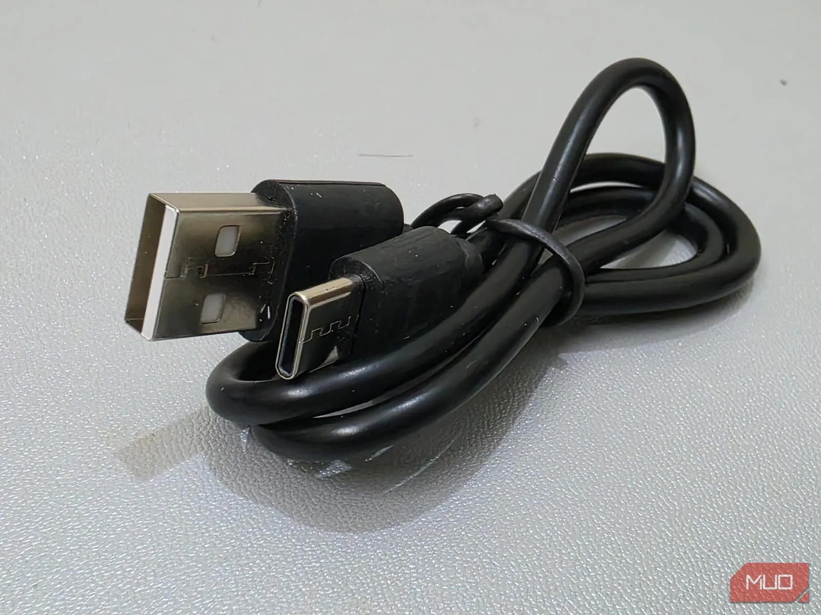 Hình ảnh cáp sạc điện thoại giá rẻ, kém chất lượng gây ảnh hưởng xấu đến hiệu suất sạc và an toàn