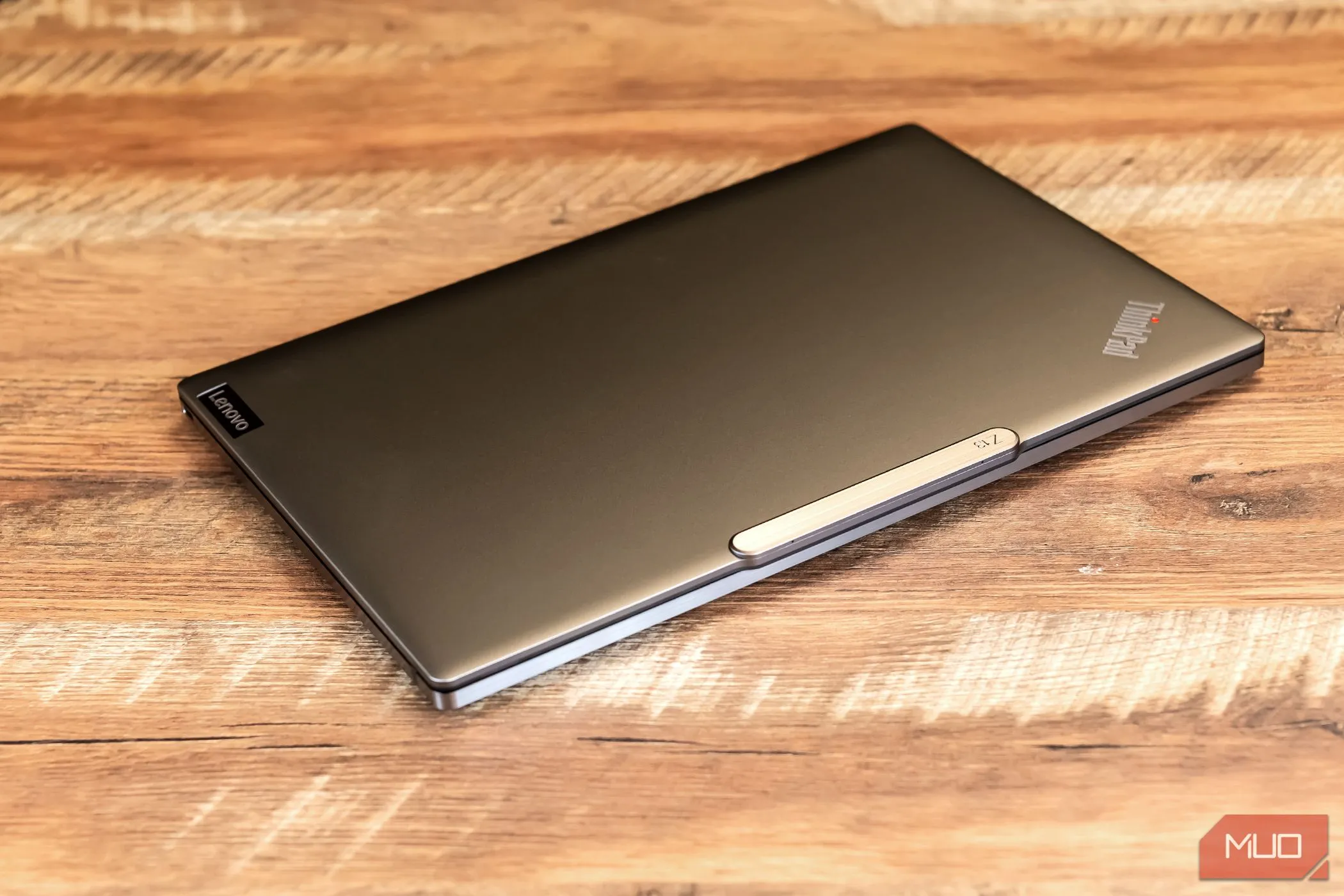 Hình ảnh chiếc laptop Lenovo Z13 Gen 2 được gập lại
