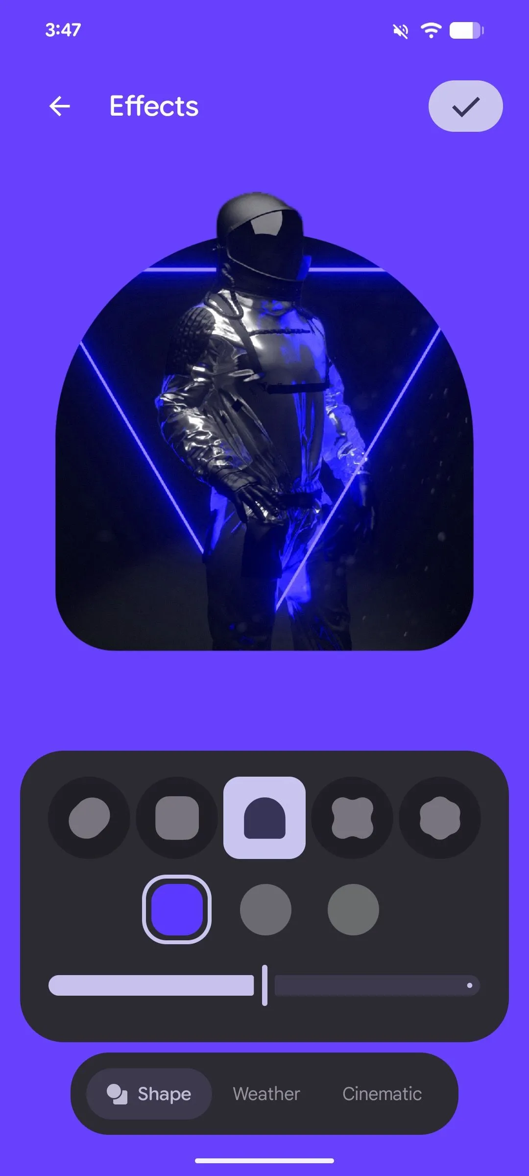 Hình ảnh điện thoại Android 16 với hiệu ứng hình dạng chữ nhật bo tròn (Shape Effect) cho hình nền, làm nổi bật chủ thể chính.
