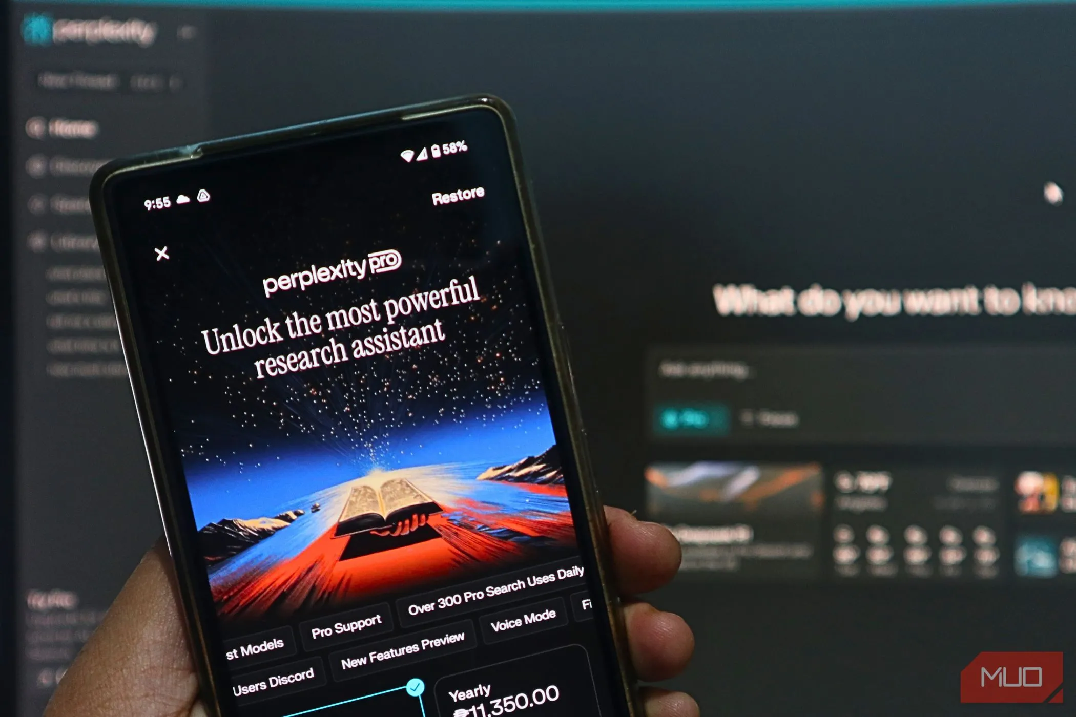 Hình ảnh điện thoại iPhone và trình duyệt web hiển thị giao diện Perplexity AI hoạt động đồng bộ