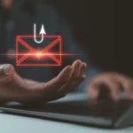 Hình ảnh email lừa đảo tuyển dụng với biểu tượng phong bì, móc câu và máy tính xách tay, minh họa nguy cơ cài đặt mã độc cryptojacker