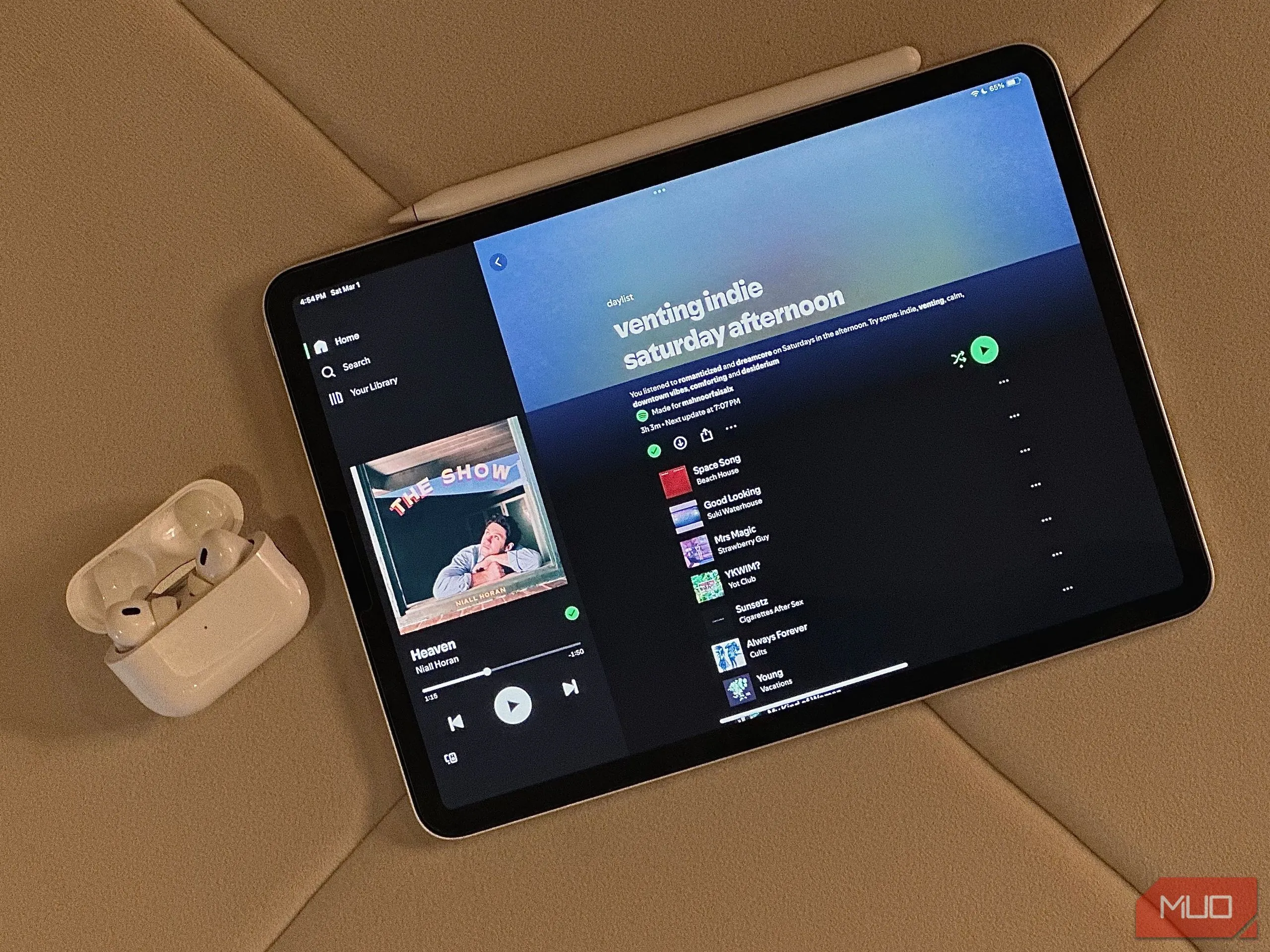 Hình ảnh gốc iPad và hộp tai nghe AirPods trước khi chỉnh sửa
