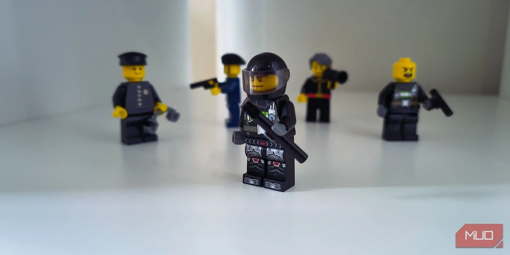 Hình ảnh Lego mô phỏng cảnh sát đột kích, thể hiện sự giám sát của cơ quan chức năng trên Dark Web