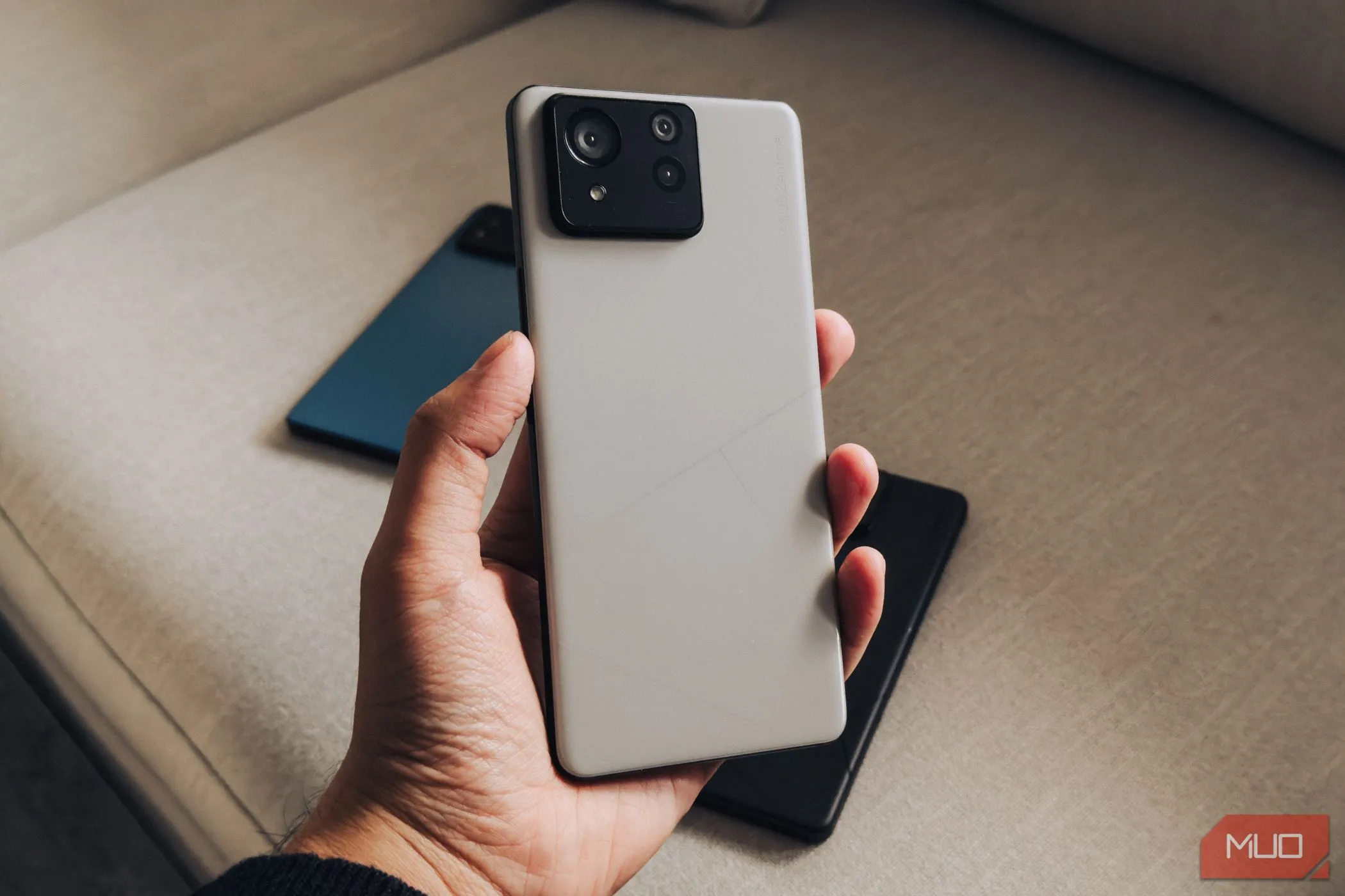 Hình ảnh mặt lưng kính của chiếc điện thoại ASUS Zenfone 11 Ultra, với cụm camera sau nổi bật.