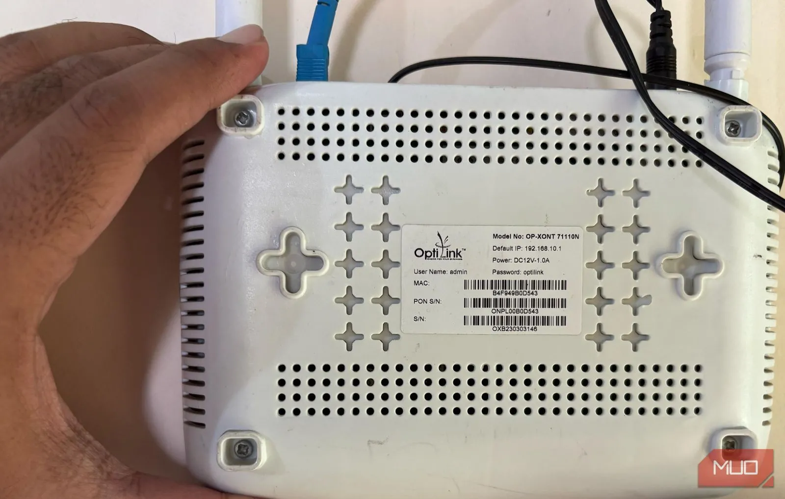 Hình ảnh mặt sau của bộ định tuyến Wi-Fi với nhãn thông tin đăng nhập và mật khẩu mặc định