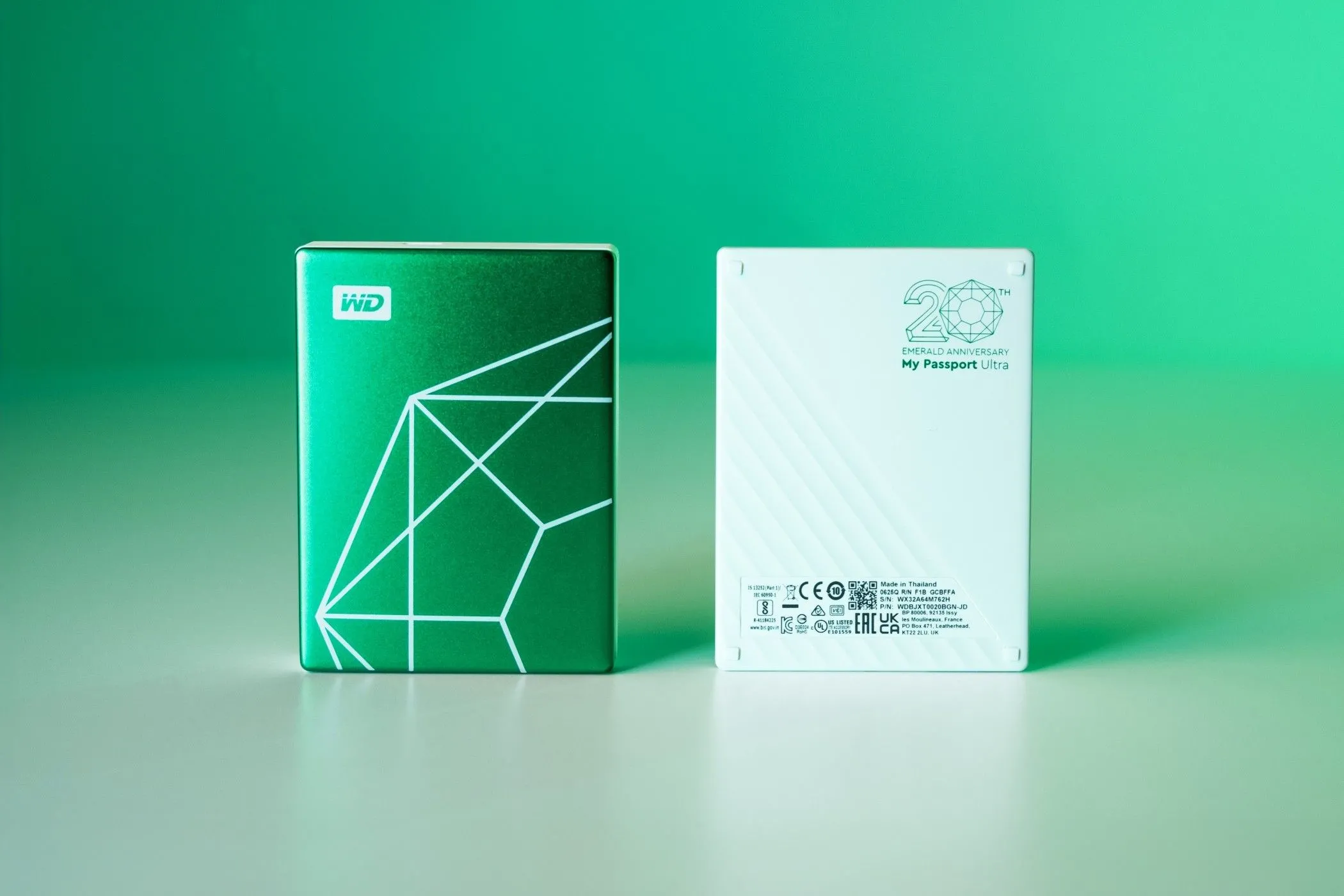 Hình ảnh mặt trước và mặt sau ổ cứng WD My Passport Ultra Emerald 2TB phiên bản kỷ niệm 20 năm