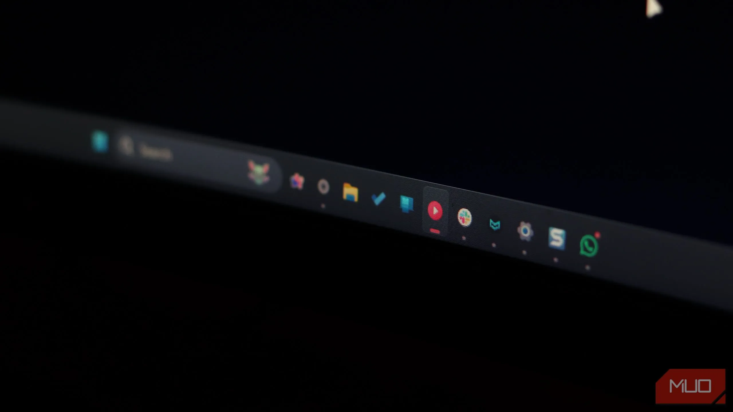 Hình ảnh minh họa các biểu tượng taskbar tự động co giãn trên Windows 11, cho thấy khả năng bị mờ hoặc răng cưa