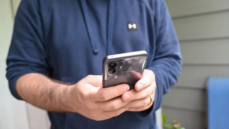 Hình ảnh minh họa các điện thoại thông minh Samsung Galaxy Z Fold5, tượng trưng cho việc kết nối mạng di động và Wi-Fi