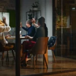Hình ảnh minh họa cuộc gọi video nhóm trên màn hình TV thông minh.