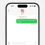 Hình ảnh minh họa tin nhắn RCS trên iPhone 15 với iOS 18, thể hiện giao diện tin nhắn xanh lá giữa iPhone và Android