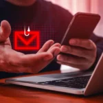 Hình ảnh minh họa tin nhắn Smishing lừa đảo qua SMS trên điện thoại cạnh laptop
