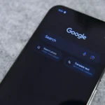 Hình ảnh minh họa tính năng tìm kiếm AI của Google trên điện thoại Google Pixel, với biểu tượng tìm kiếm và ảnh thư viện, cho thấy khả năng truy vấn phức tạp.