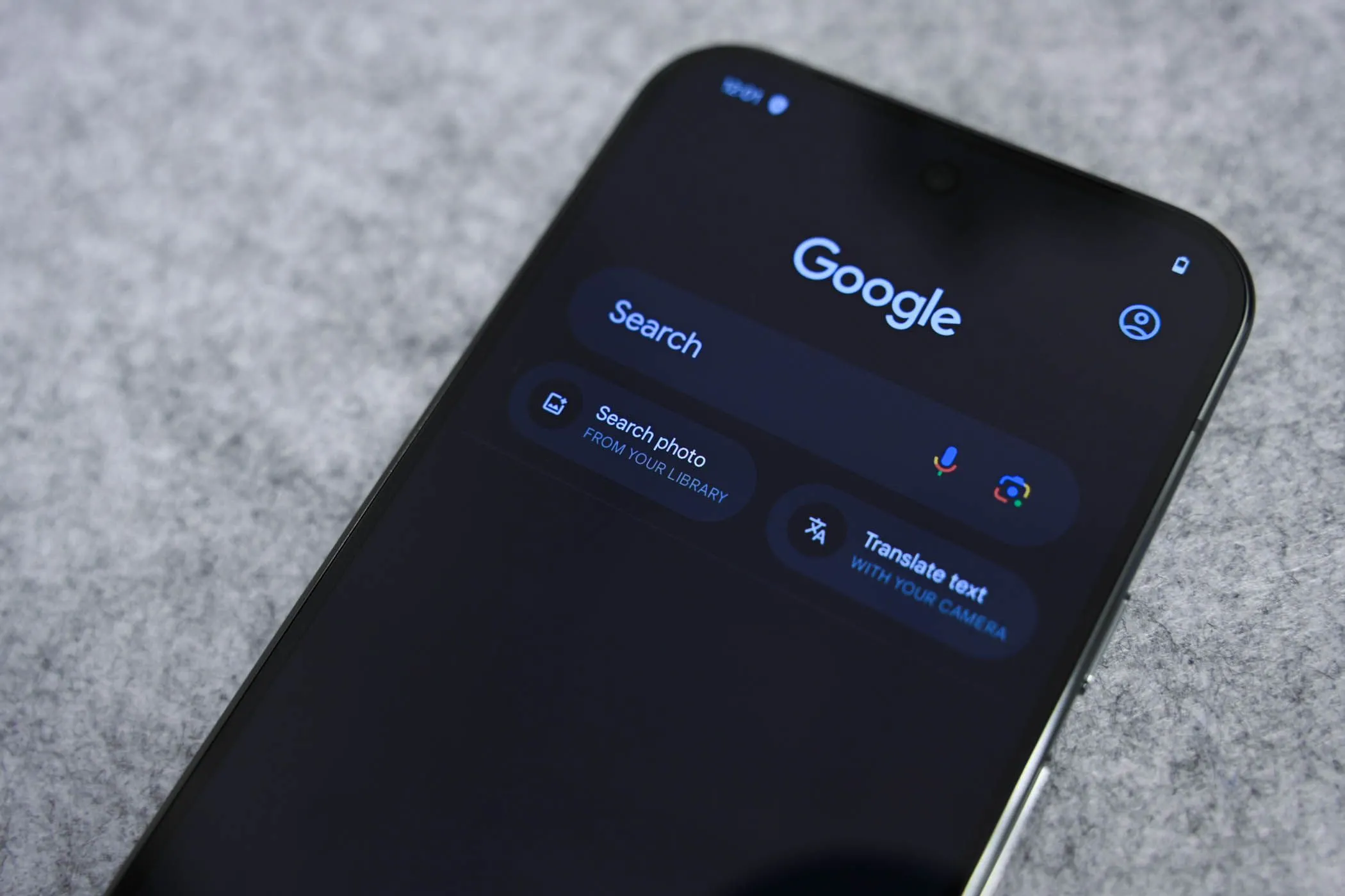 Hình ảnh minh họa tính năng tìm kiếm AI của Google trên điện thoại Google Pixel, với biểu tượng tìm kiếm và ảnh thư viện, cho thấy khả năng truy vấn phức tạp.