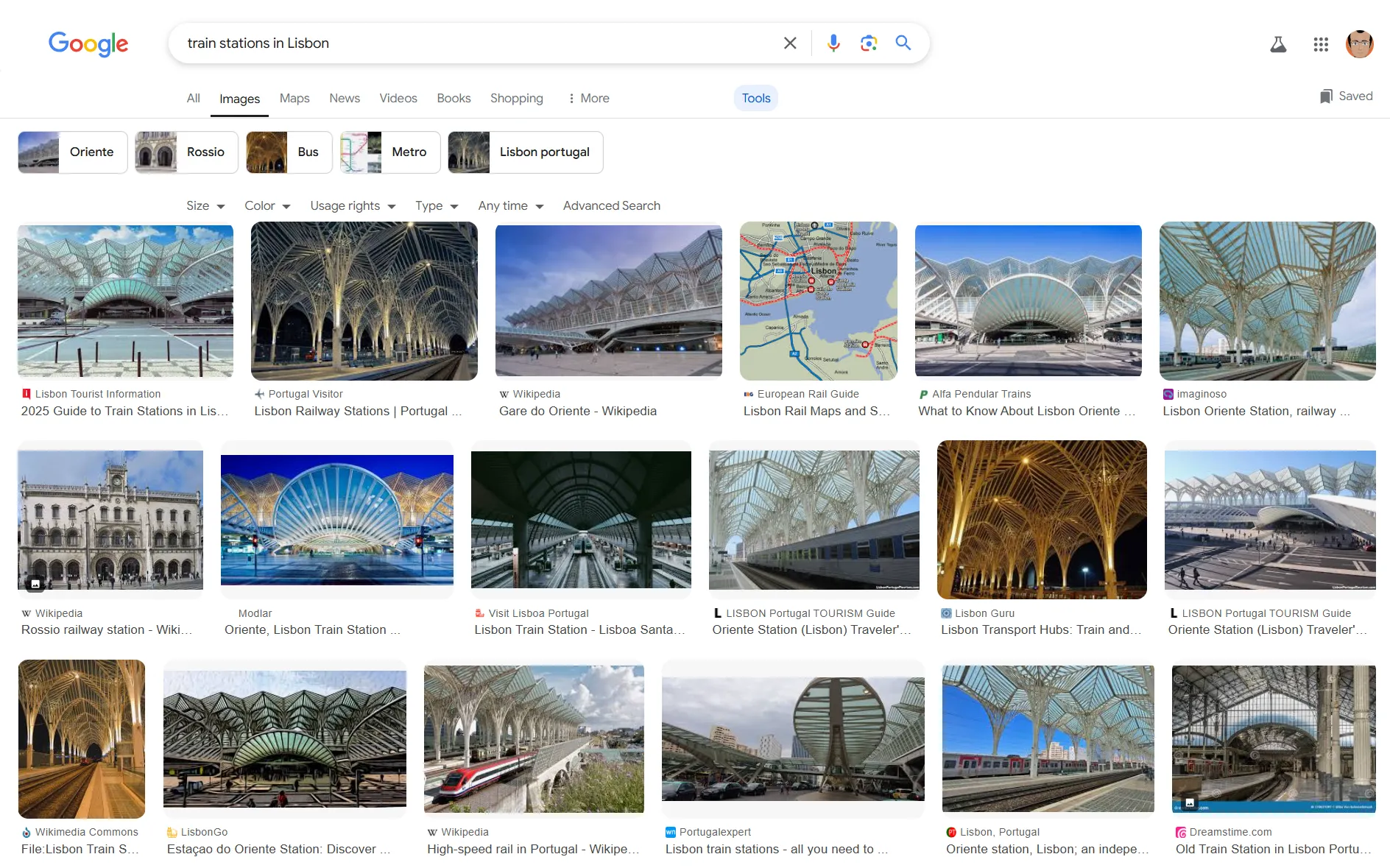 Hình ảnh minh họa việc tìm kiếm phương tiện giao thông công cộng tại Mexico City trên Google Hình ảnh, cho thấy biển báo và nhà chờ xe buýt địa phương.