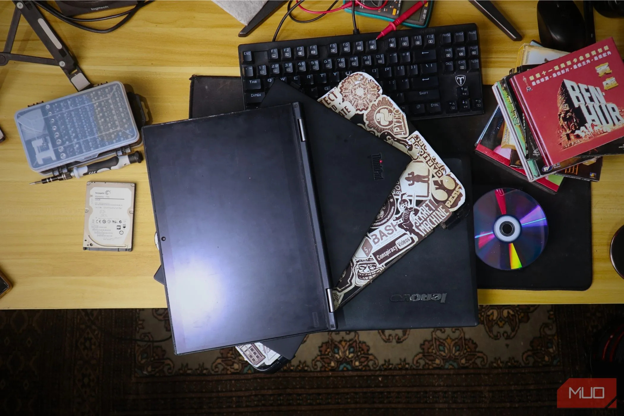 Hình ảnh một chồng laptop cũ, tượng trưng cho các thiết bị phần cứng lạc hậu có thể ảnh hưởng đến kết quả kiểm tra tốc độ mạng.