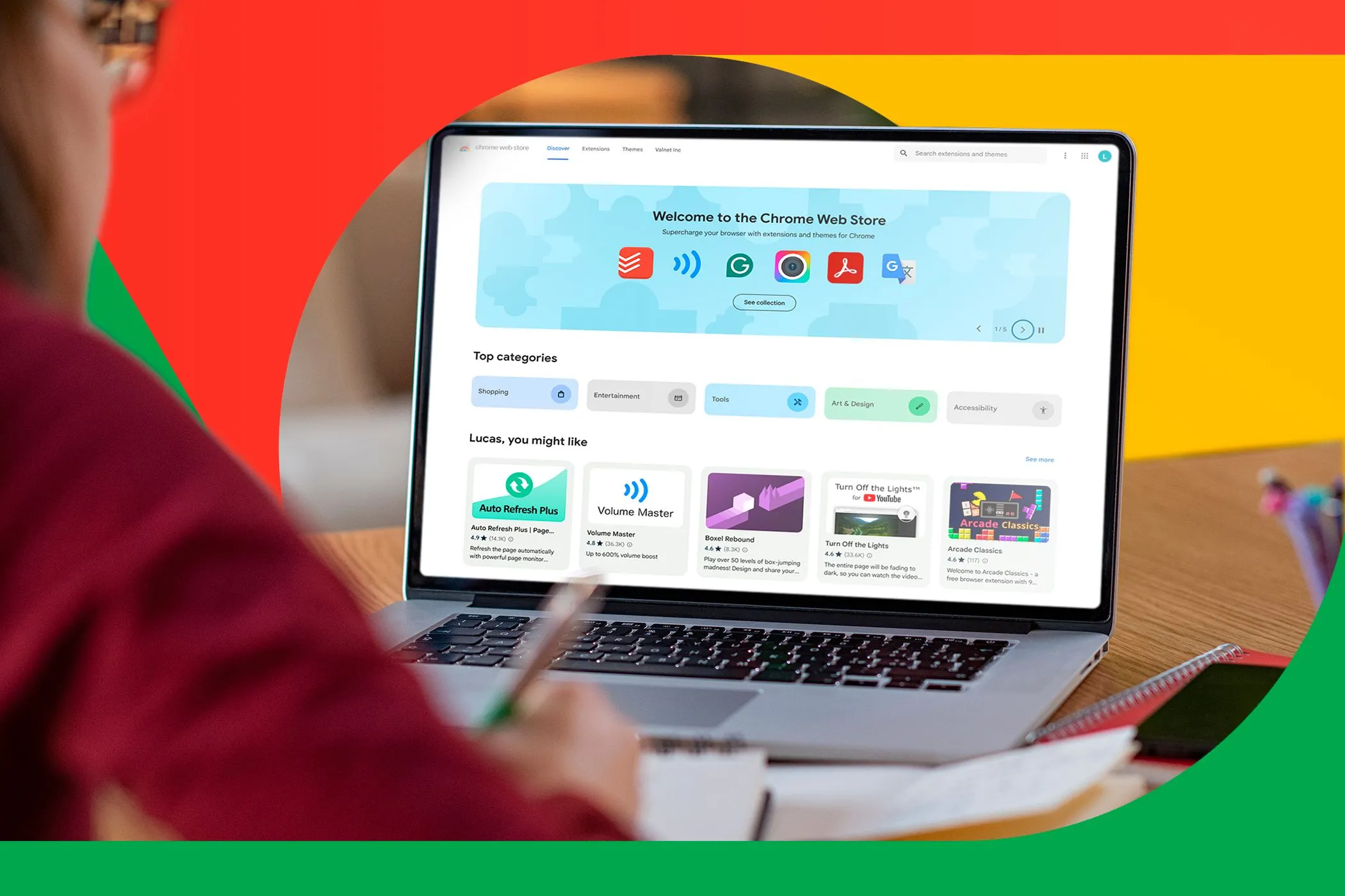 Hình ảnh một người đang học tập sử dụng laptop với Chrome Web Store mở, tượng trưng cho việc khám phá các tiện ích hữu ích.