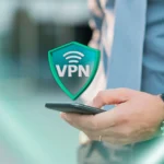 Hình ảnh một người dùng đang tương tác với điện thoại hiển thị biểu tượng VPN, nhấn mạnh rủi ro về quyền riêng tư và sự bền vững của các gói VPN trọn đời.