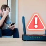 Hình ảnh một router Wi-Fi với biểu tượng cảnh báo và một người dùng đang lo lắng ở phía sau, minh họa nguy cơ bảo mật từ router cũ bị tấn công.