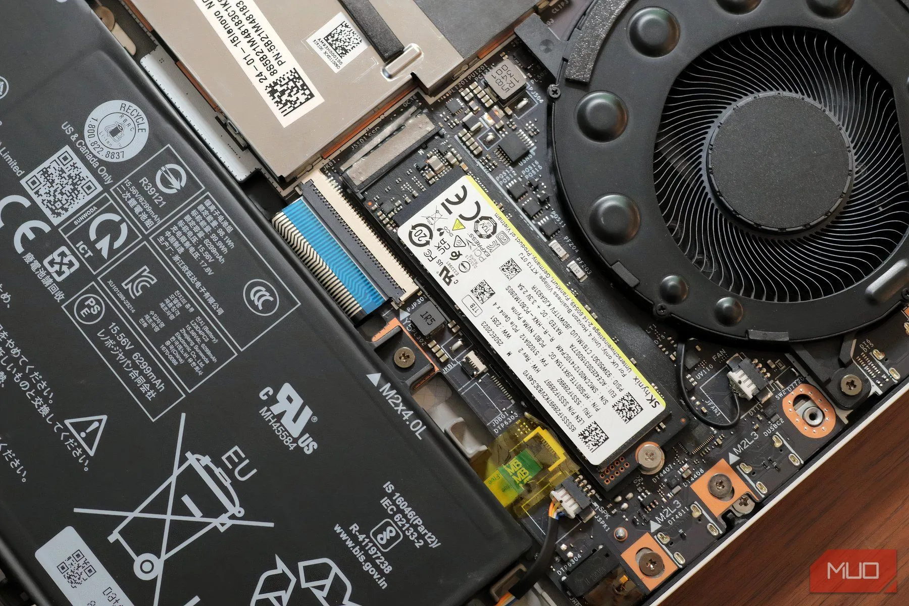 Hình ảnh ổ cứng SSD M.2 trong laptop Lenovo Legion 7i