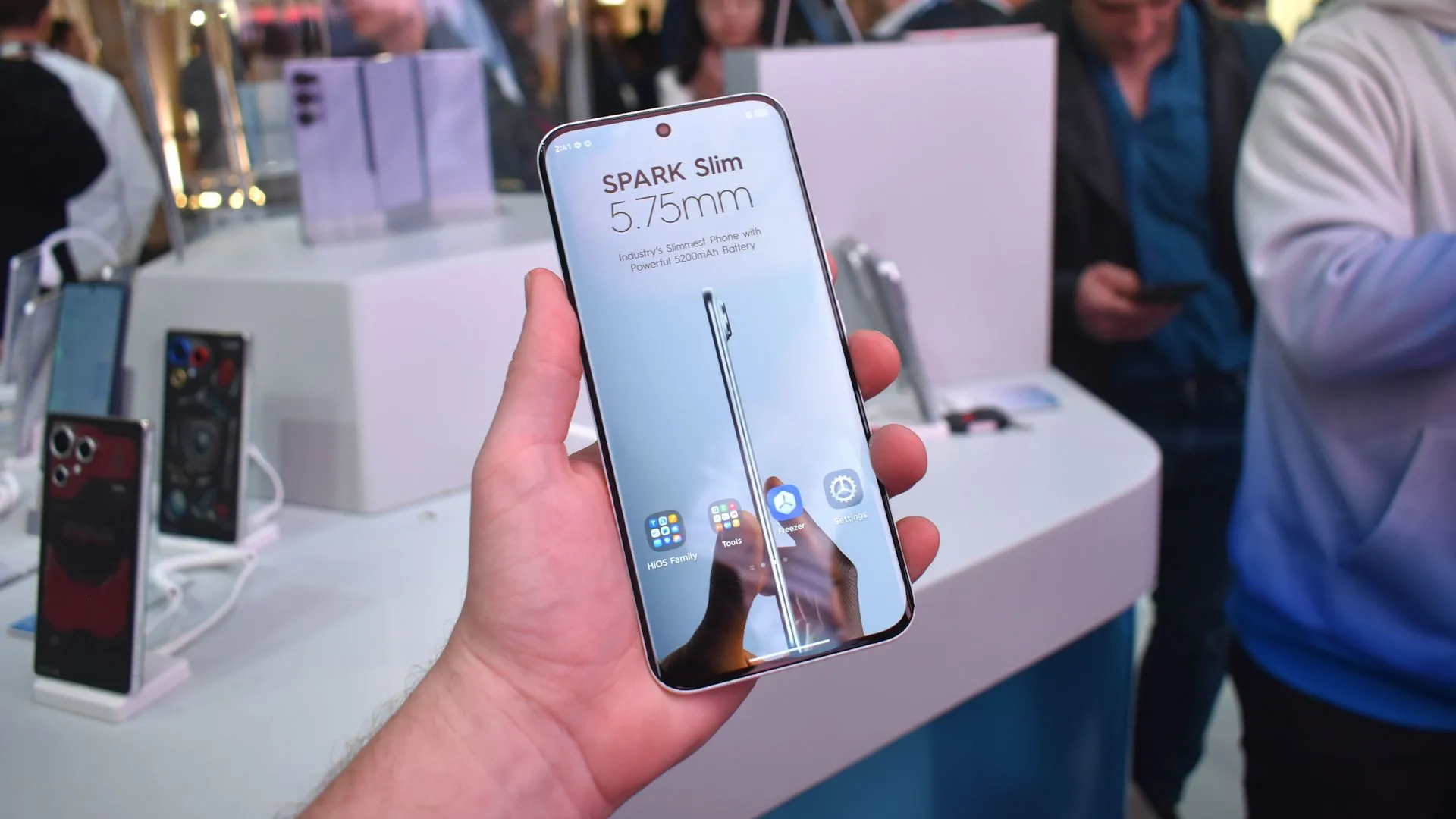 Hình ảnh tổng thể điện thoại Tecno Spark Slim Concept siêu mỏng tại MWC 2025.
