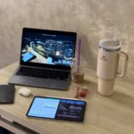 Học sinh tập trung học bài trong khi xem "Study With Me" stream để duy trì động lực.