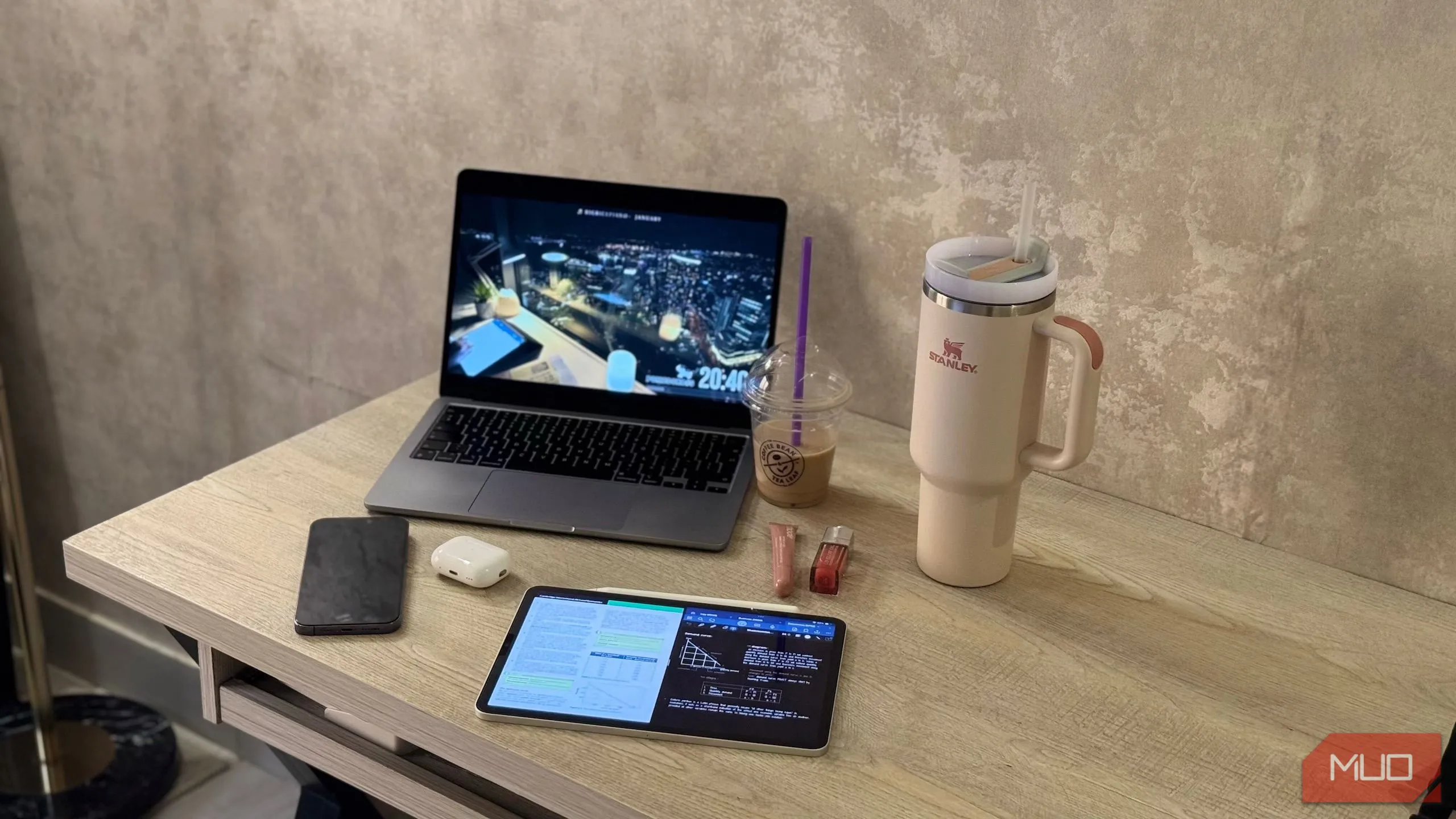 Học sinh tập trung học bài trong khi xem "Study With Me" stream để duy trì động lực.
