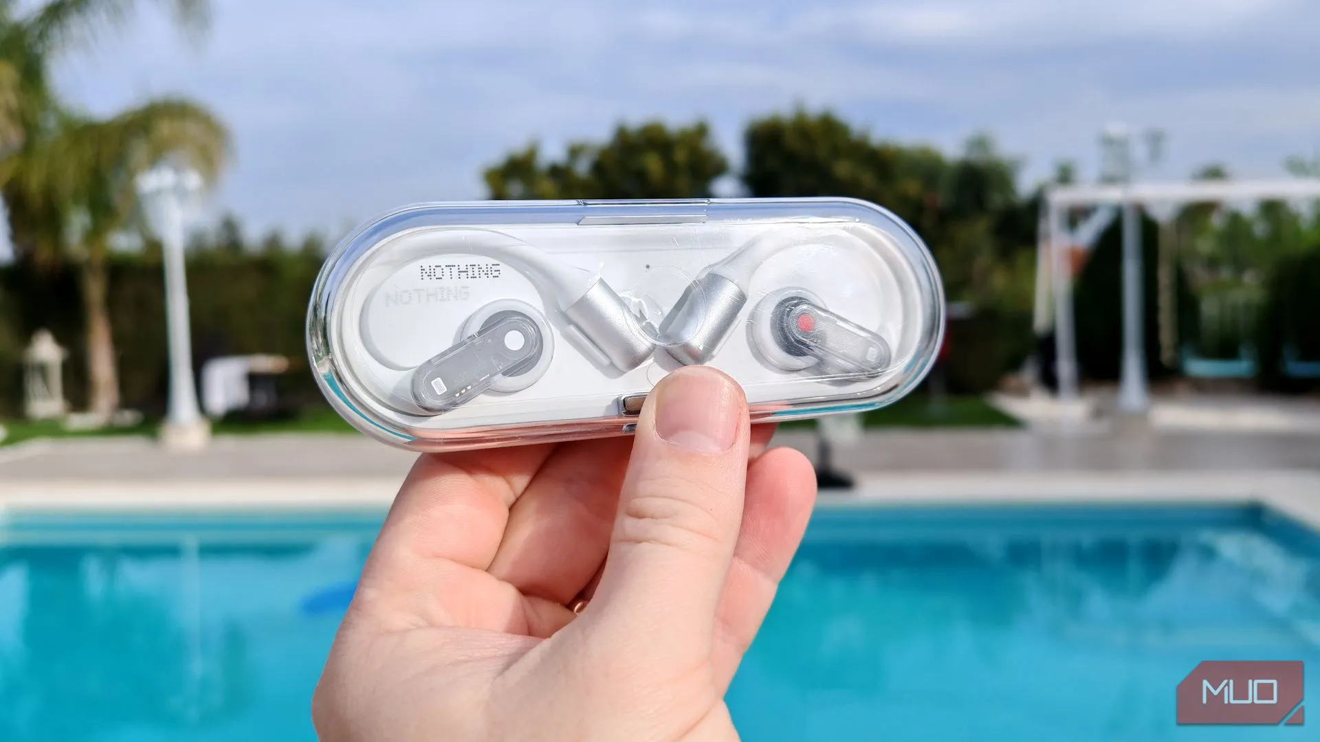 Hộp s sạc Nothing Ear (open) được cầm trên tay ở ngoài trời