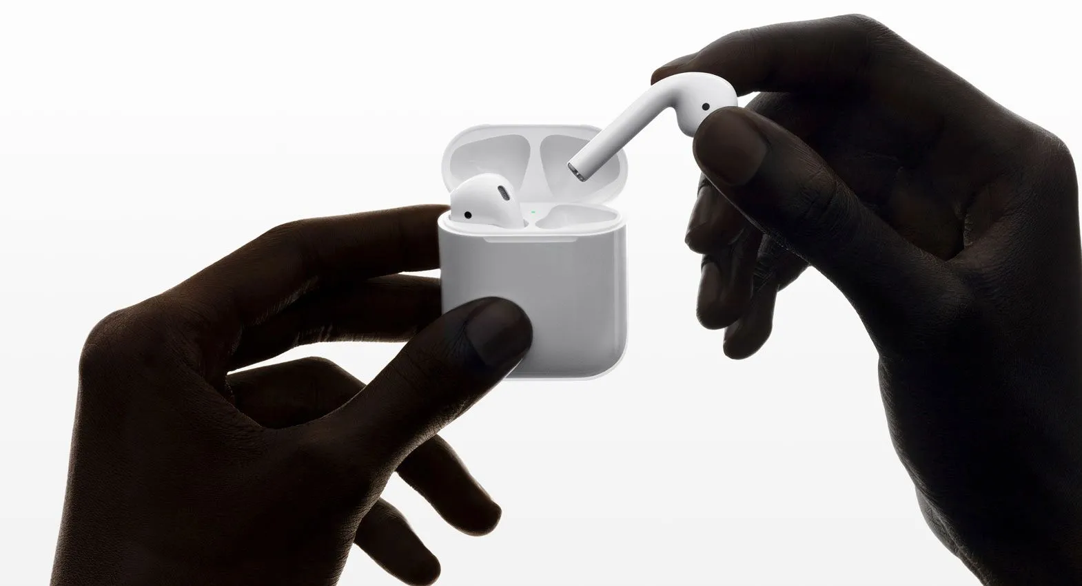 Hộp sạc của AirPods thế hệ thứ hai với thiết kế vuông vắn đặc trưng và đèn trạng thái ở mặt trước, giúp phân biệt với các đời khác.