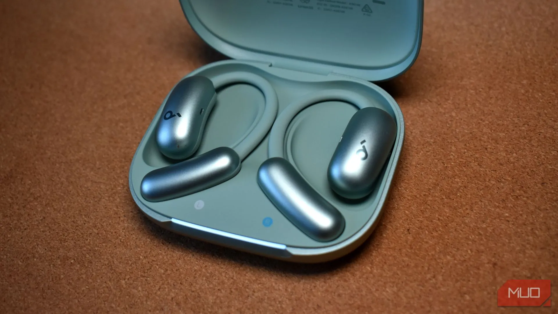 Hộp sạc Soundcore AeroFit 2 và cặp tai nghe bên trong