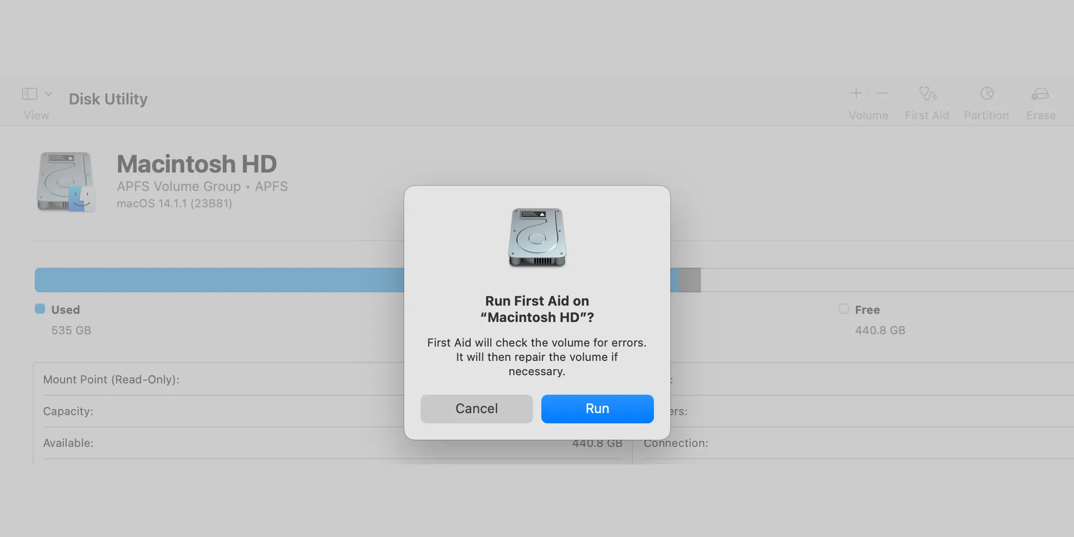 Hộp thoại chạy tính năng First Aid trong ứng dụng Disk Utility trên macOS.