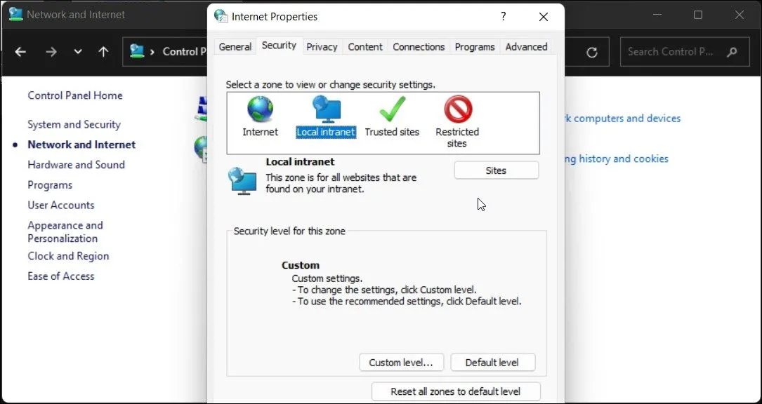 Hộp thoại Internet Properties với thẻ Security và tùy chọn Local intranet được chọn trên Windows 11