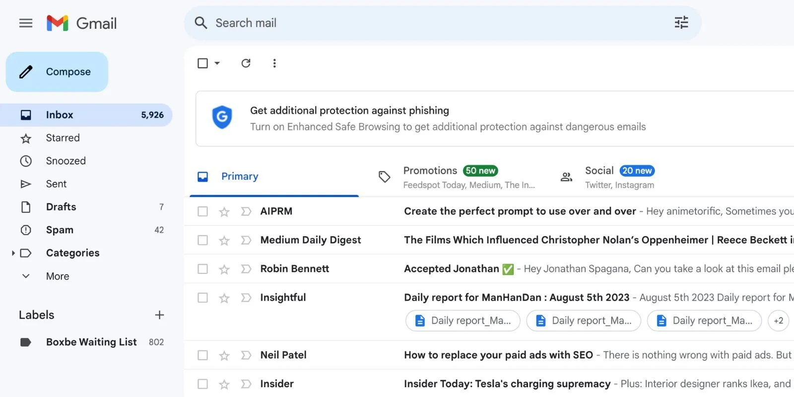 Hộp thư Gmail với hàng loạt email chưa đọc, biểu tượng của sự xao nhãng và áp lực công việc.