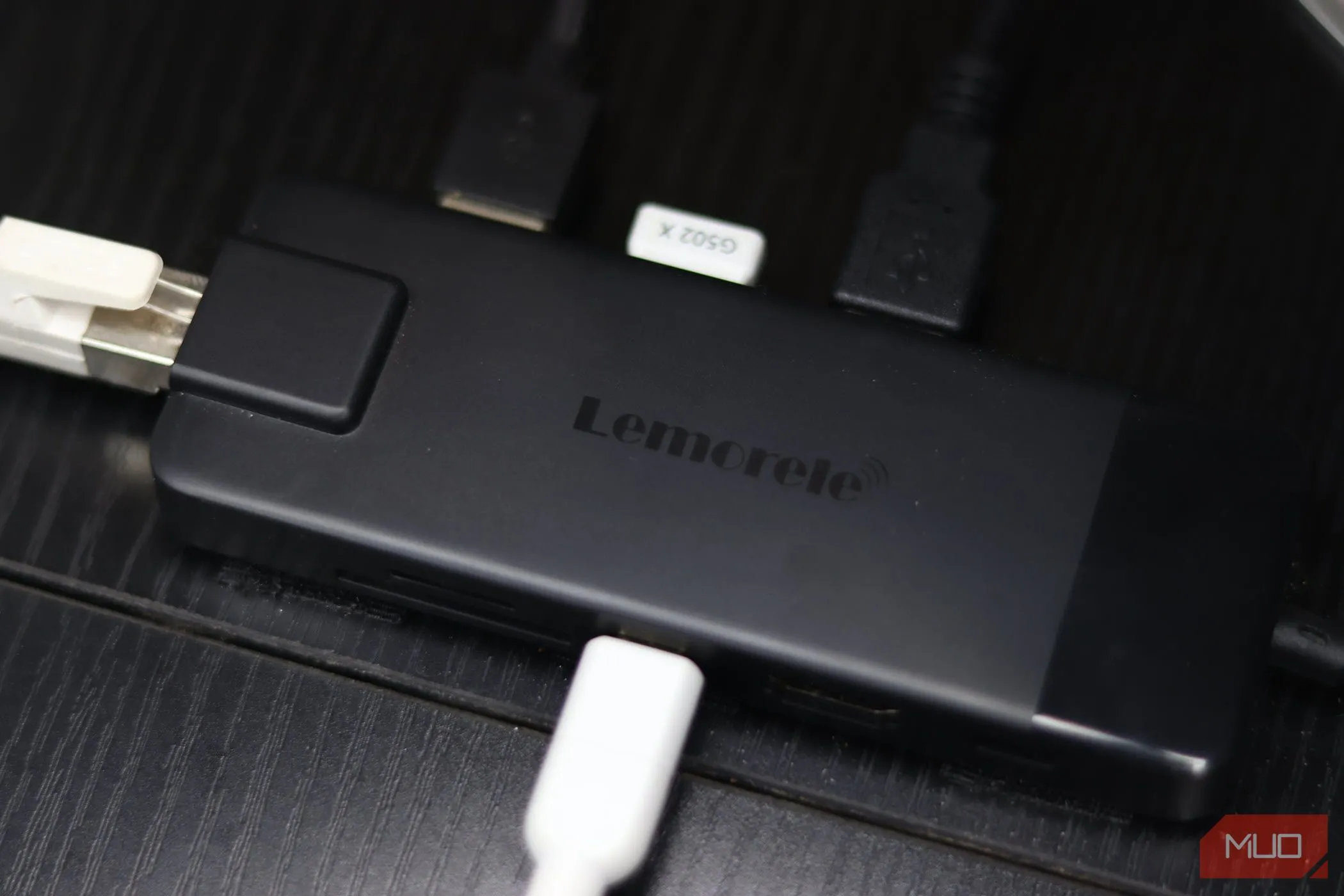 Hub USB-C màu đen gọn nhẹ, mở rộng nhiều cổng kết nối như USB-A, HDMI, Ethernet cho laptop, giúp tối ưu không gian làm việc