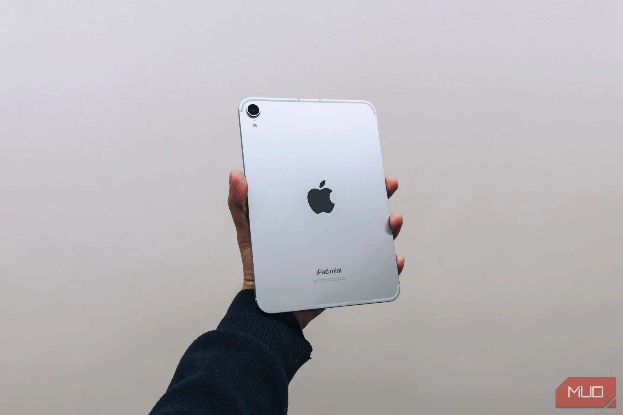 iPad Mini A17 Pro được cầm trên tay, nhấn mạnh tính di động và trải nghiệm máy tính bảng đích thực