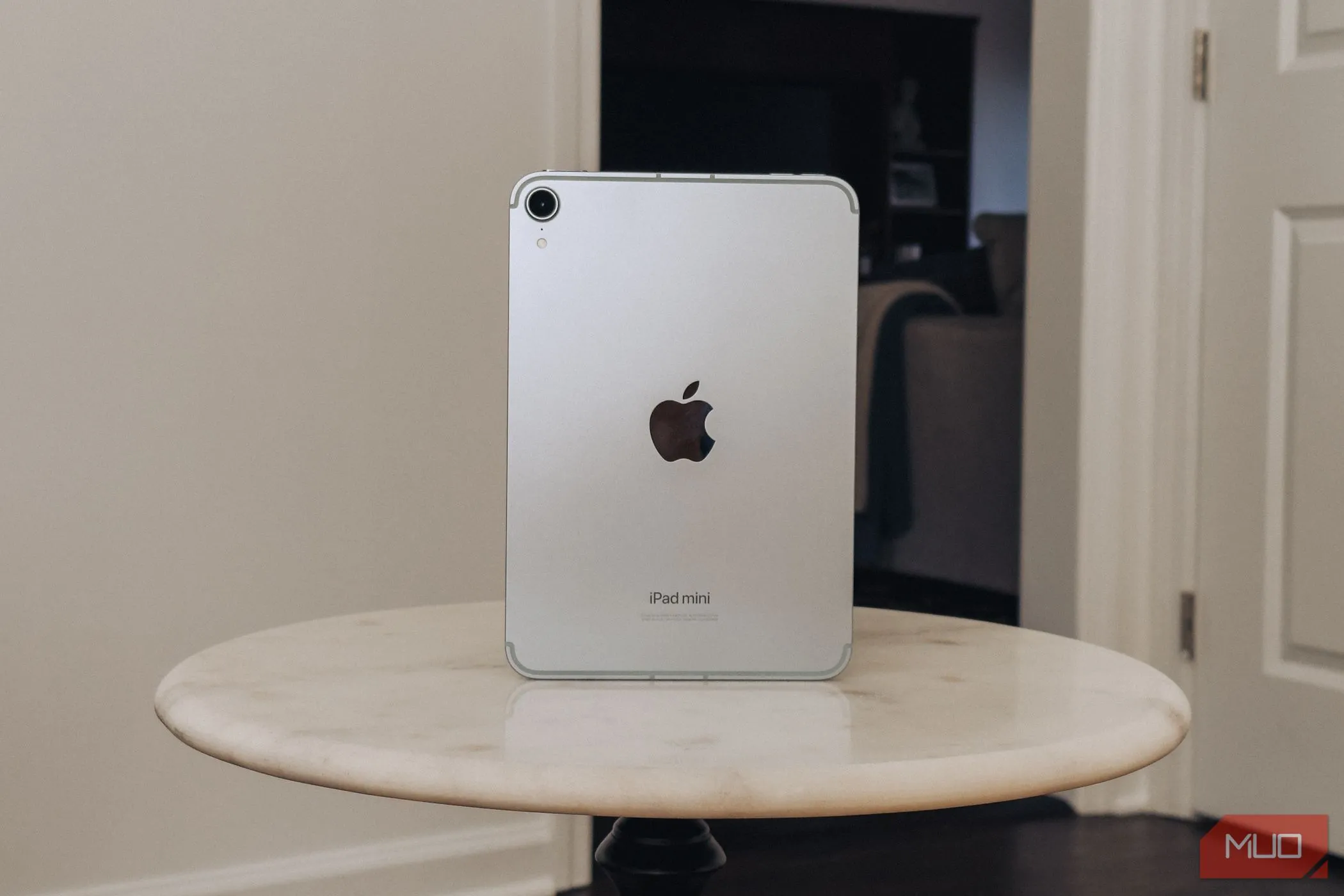 iPad Mini A17 Pro trên bàn đá cẩm thạch, minh họa thời lượng pin ổn định cho cả ngày sử dụng