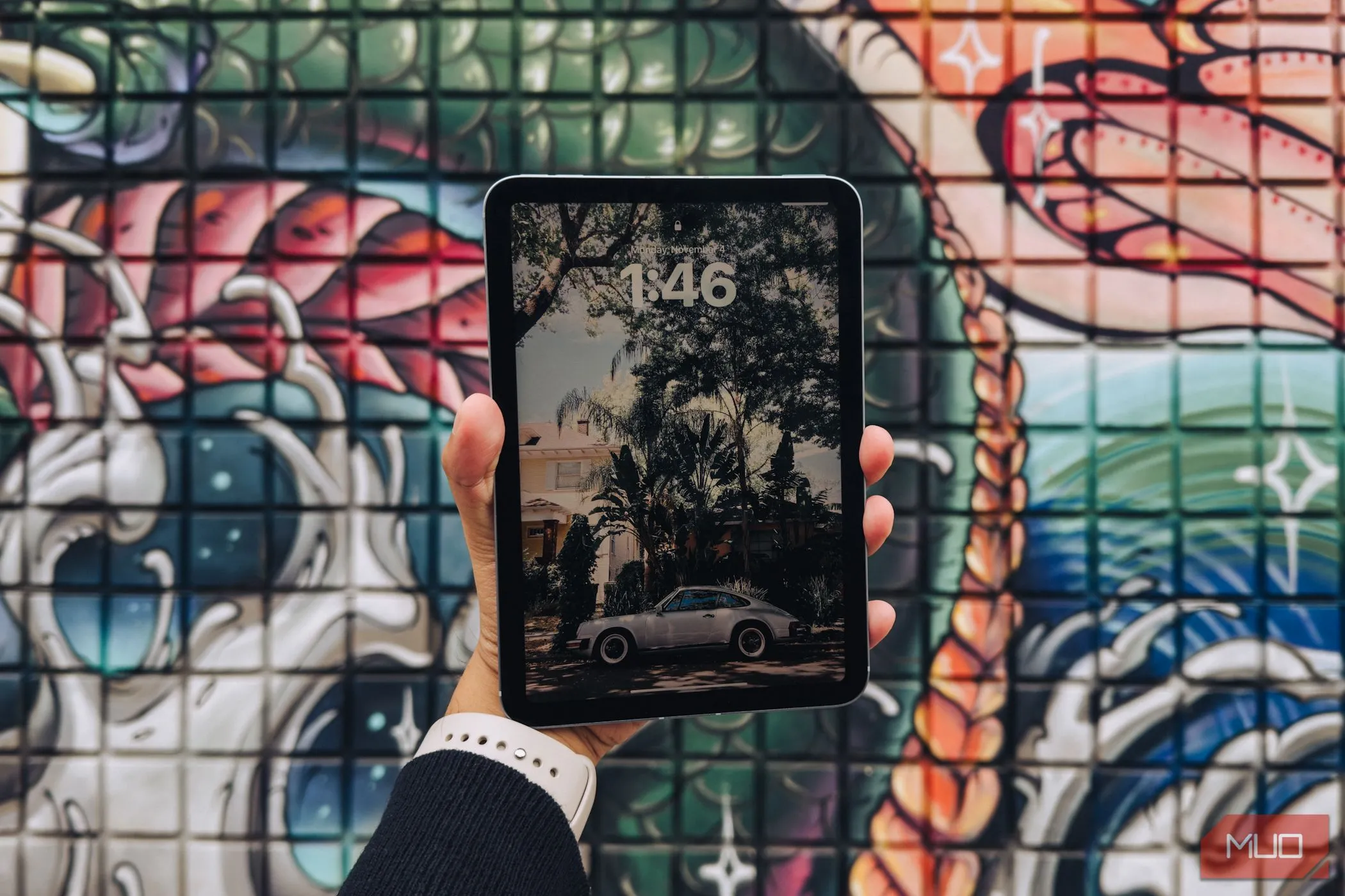iPad Mini A17 Pro vừa vặn trong tay, thể hiện sự nhỏ gọn và tiện lợi khi di chuyển