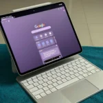 iPad Pro kèm Apple Magic Keyboard đang chạy trình duyệt Google Chrome, minh họa cho tư thế làm việc cố định trên bàn