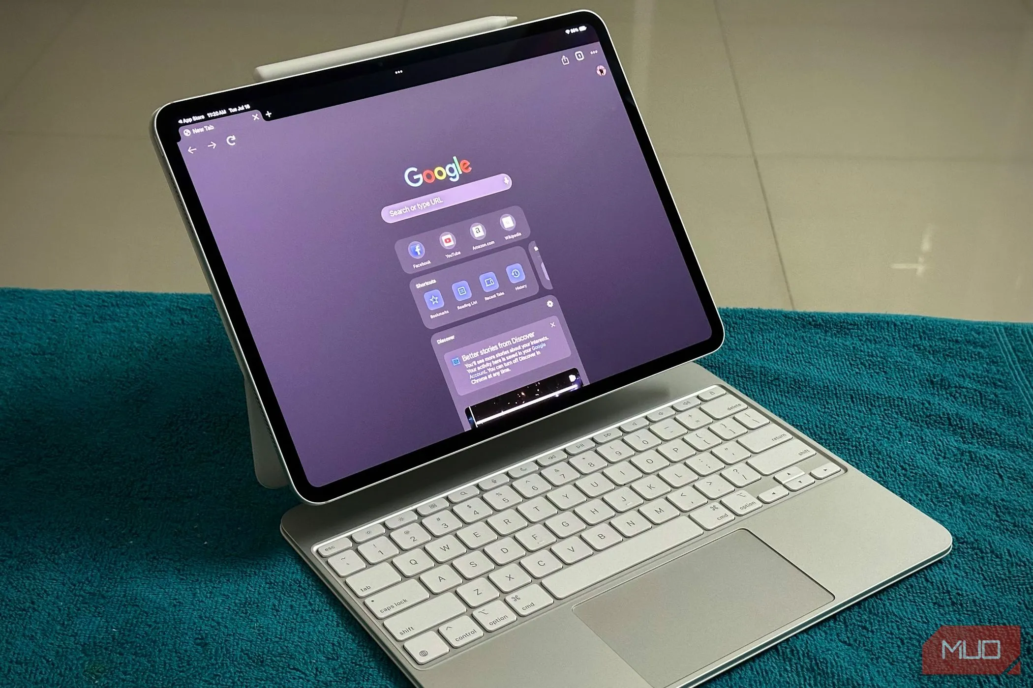 iPad Pro kèm Apple Magic Keyboard đang chạy trình duyệt Google Chrome, minh họa cho tư thế làm việc cố định trên bàn