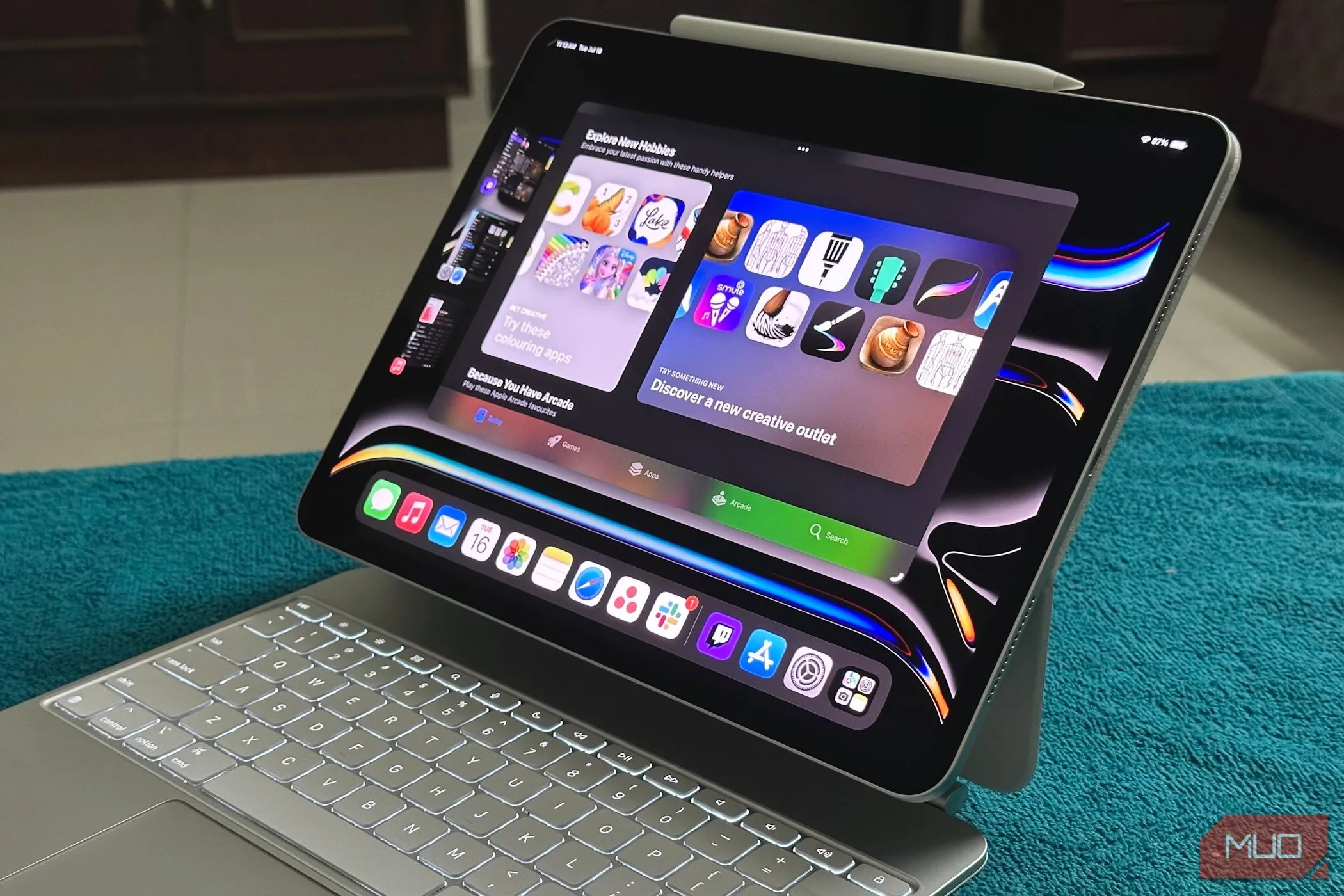 iPad Pro sử dụng Stage Manager kết nối với Magic Keyboard, thể hiện sự phụ thuộc hệ sinh thái