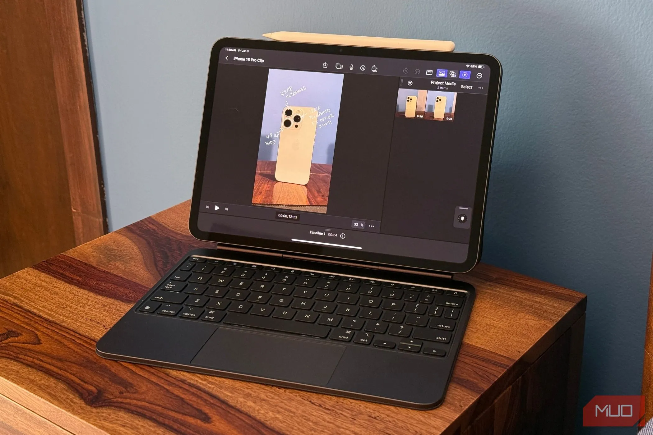 iPad Pro trên Magic Keyboard với ứng dụng Final Cut Pro mở, biểu tượng của chi phí cao