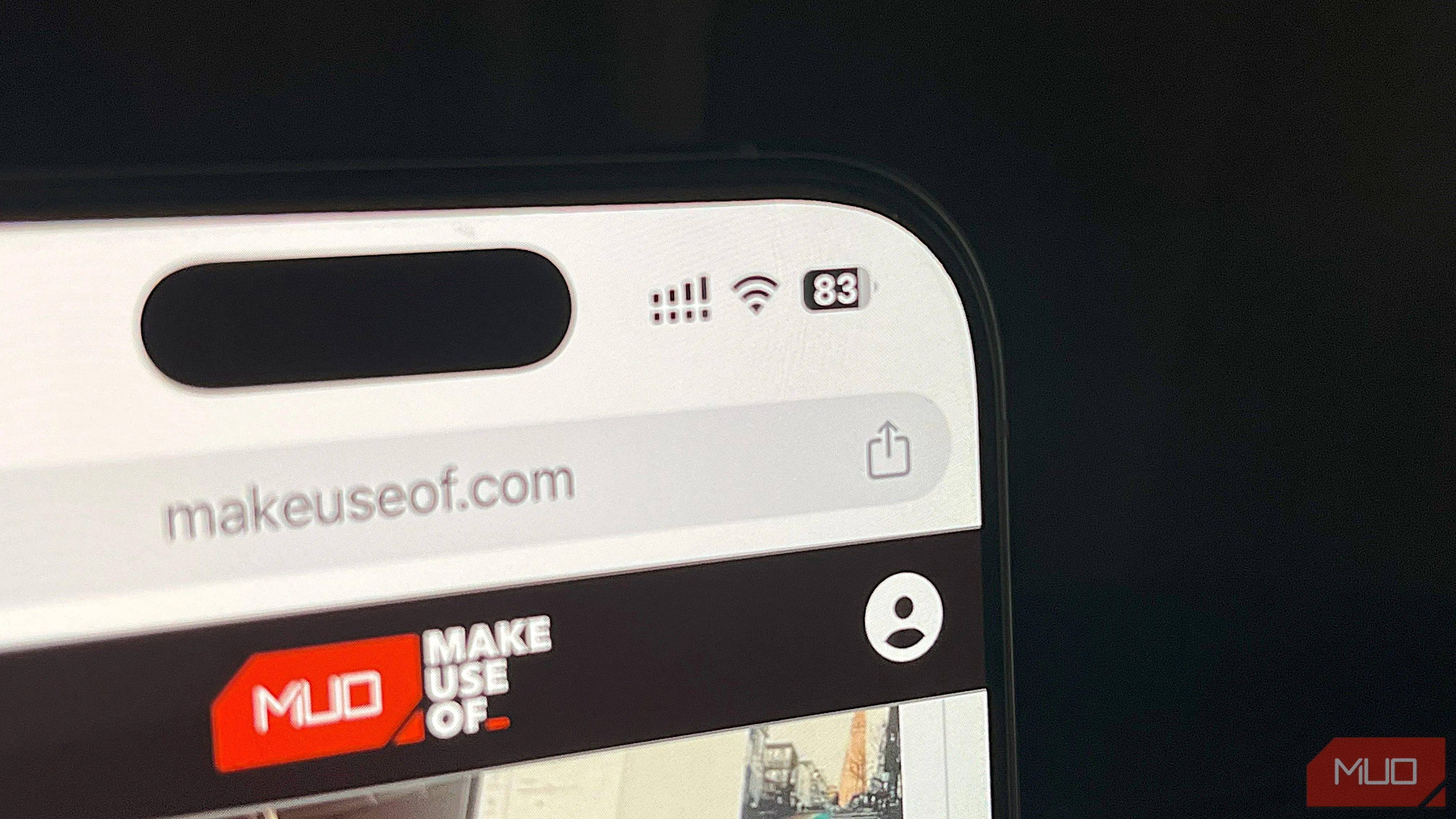 iPhone 16 Pro chạy Chrome hiển thị phần trăm pin