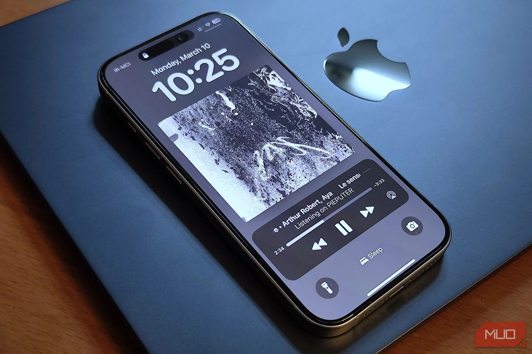 iPhone 16 Pro đặt trên MacBook Air, biểu tượng cho sự đồng nhất và tích hợp sâu sắc trong hệ sinh thái Apple.