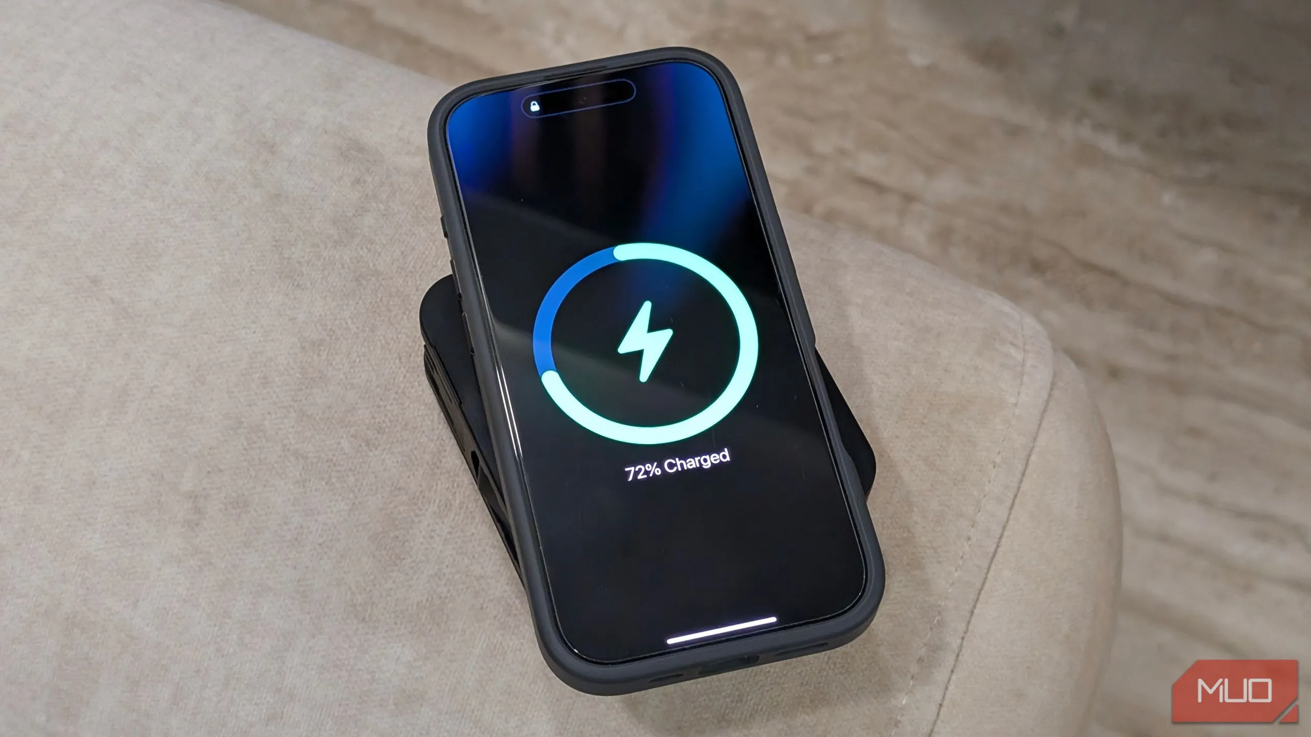 iPhone đang sạc không dây 15W chuẩn Qi2 trên mặt sạc từ tính của InfinaCore P3 Pro