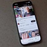 iPhone hiển thị ứng dụng YouTube web đang phát video để kiểm tra mức tiêu thụ pin của trình duyệt.