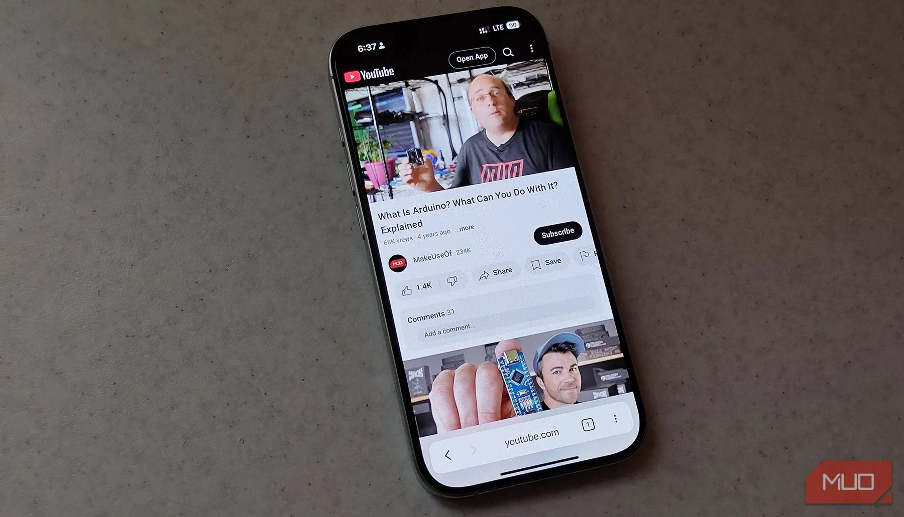 iPhone hiển thị ứng dụng YouTube web đang phát video để kiểm tra mức tiêu thụ pin của trình duyệt.