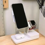 iPhone và các thiết bị Apple đang sạc trên đế sạc không dây MagSafe